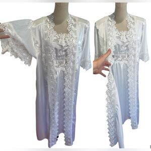 2PC 80s ROMANTIC PENIOR SET WHITE SATIN BUTTERFLY DESIGN LACE GOWN & ROBE SZ M